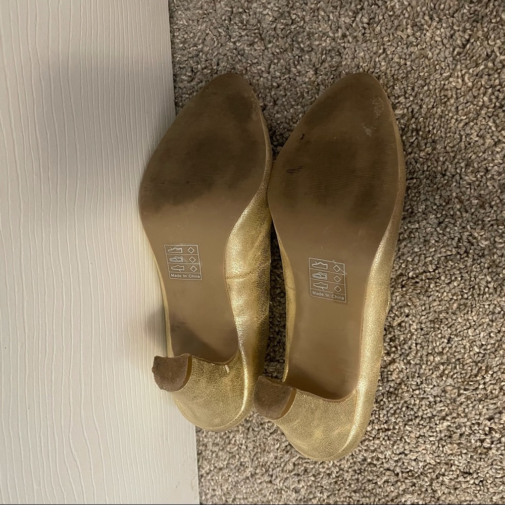 ModCloth Gold T-strap Heels - Picture 4 of 6